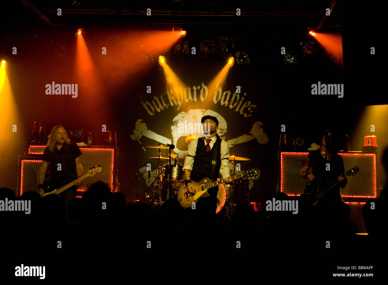 La banda de rock Sueco Backyard Babies tocando en vivo en Schueuer Concert Hall, Lucerna, Suiza, Europa Foto de stock