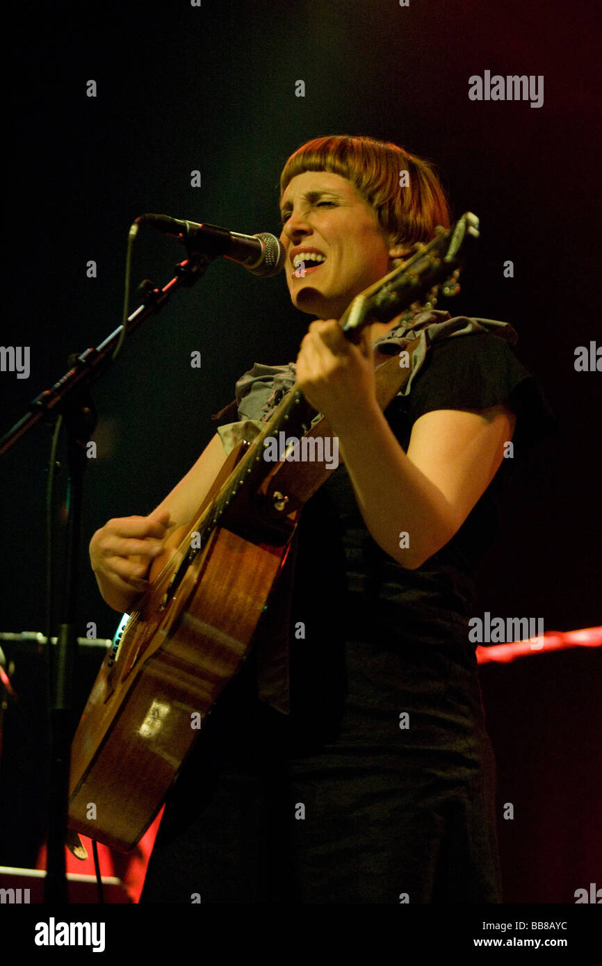 El cantante y compositor estadounidense Sara Lov viven en el Treibhaus Lucerna, Suiza Foto de stock