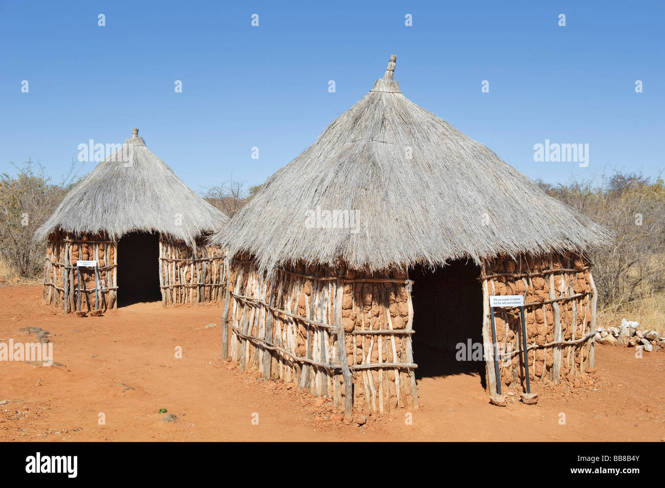 Edificios del pueblo Kavango en un museo al aire libre, Villa Cultural, Tsumeb, Namibia, África Foto de stock