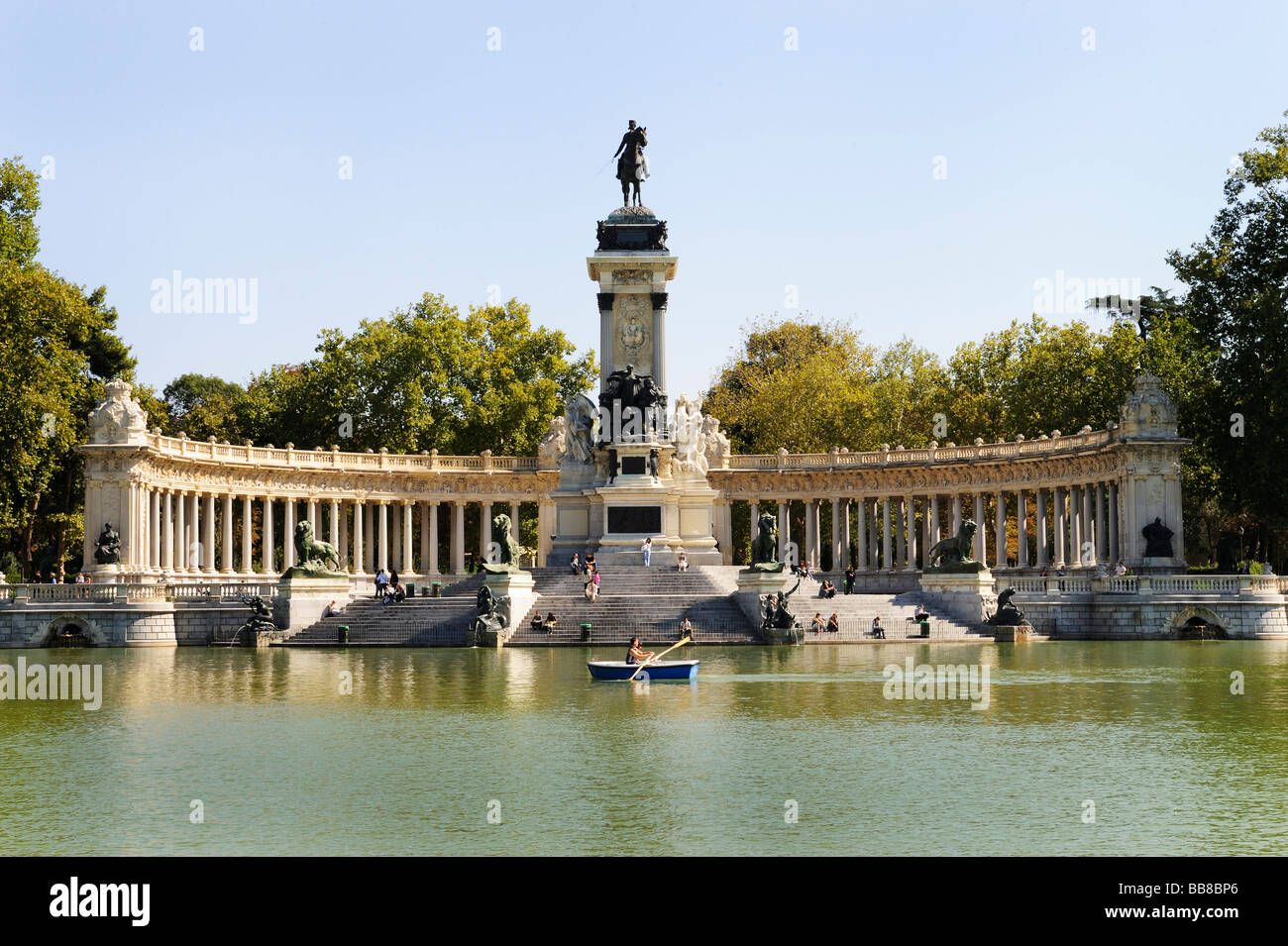 El Parque del Buen Retiro, Parque de la agradable retiro o el retiro con el monumento a Alfonso XII, Madrid, España Foto de stock