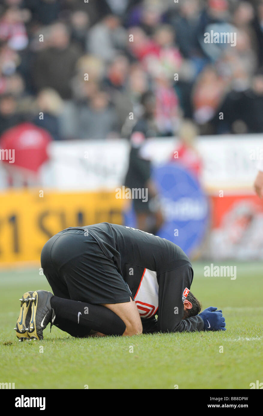 Josip Simunic, el Hertha BSC de Berlín, sobre el terreno, decepcionado Foto de stock