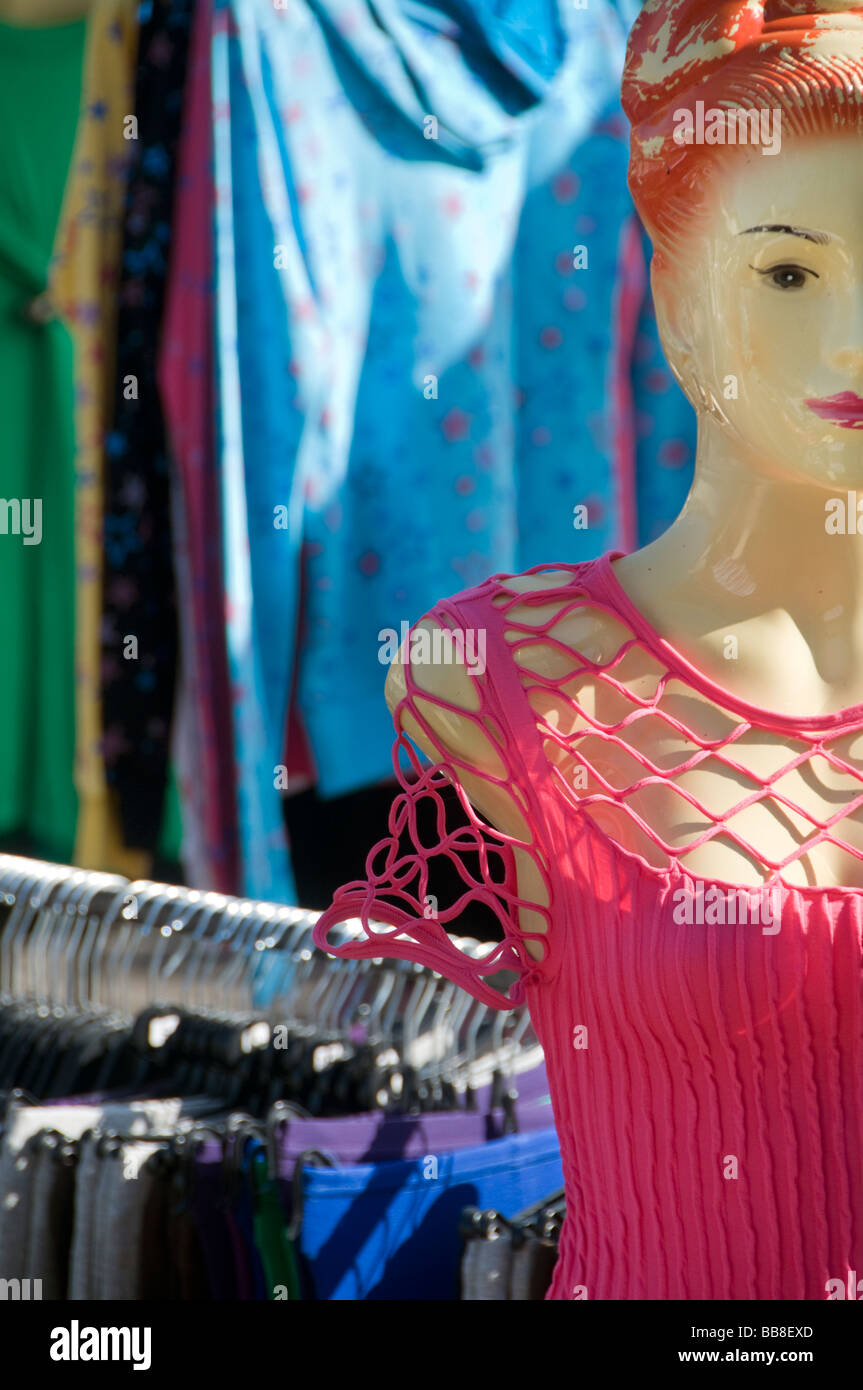 Una mujer maniquí utilizado por un comerciante para vender la ropa de la  mujer en un puesto en el mercado Fotografía de stock - Alamy