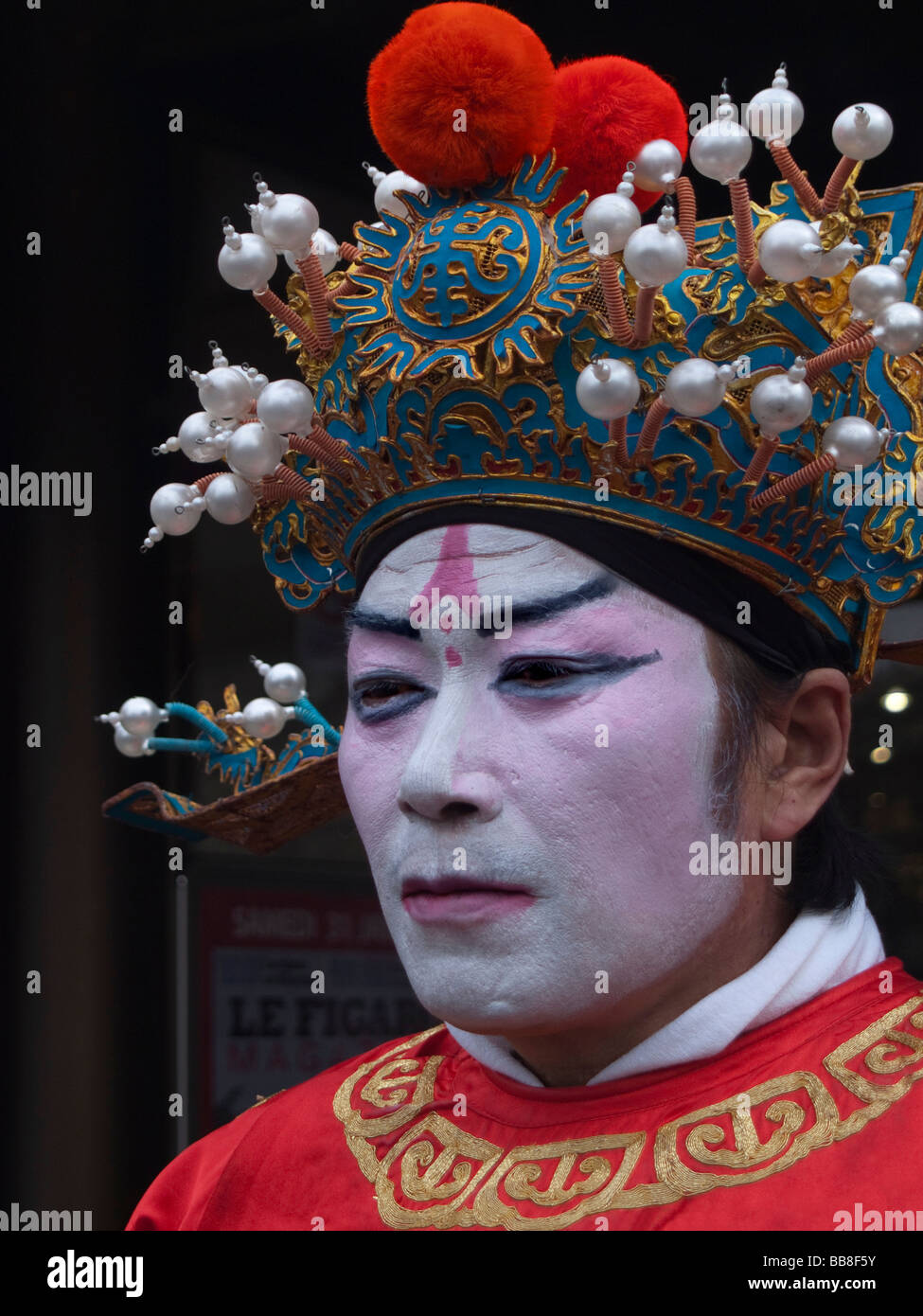 Hombre chino vistiendo prendas tradicionales y maquillaje, festival de primavera, París, Francia, Europa Foto de stock