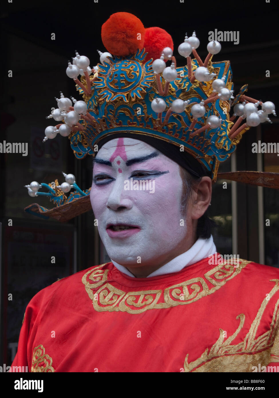 Hombre chino vistiendo prendas tradicionales y maquillaje, festival de primavera, París, Francia, Europa Foto de stock
