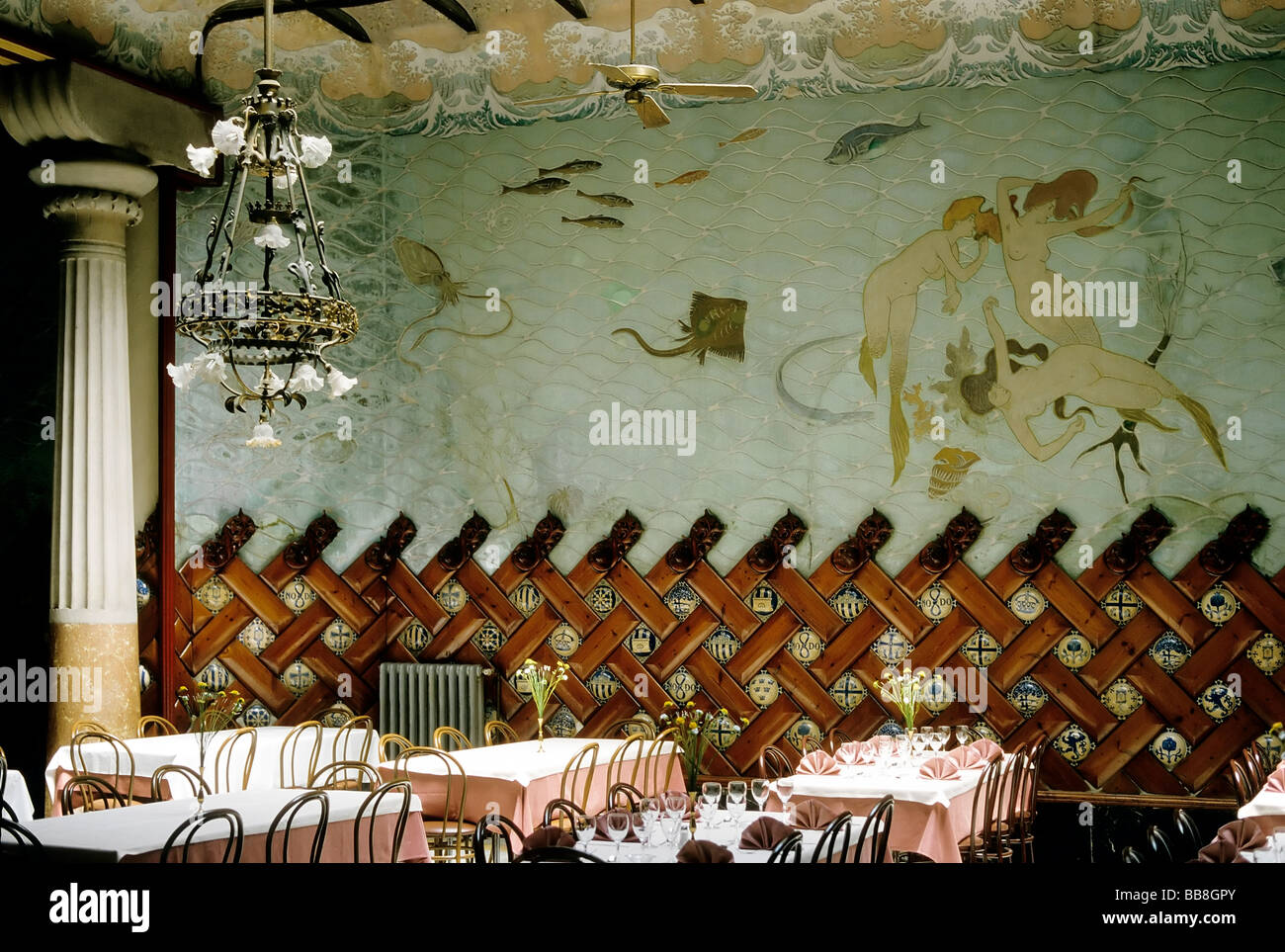 Salón comedor con decoración Art Nouveau en catalán, Hotel España,  Barcelona, España, Europa Fotografía de stock - Alamy