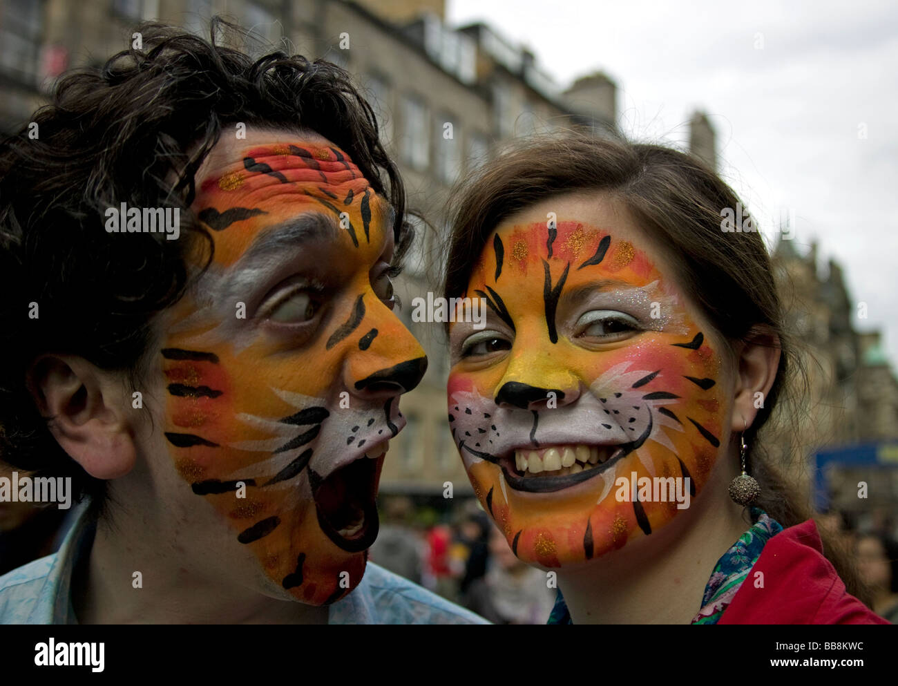 Maquillaje de tigre fotografías e imágenes de alta resolución - Alamy