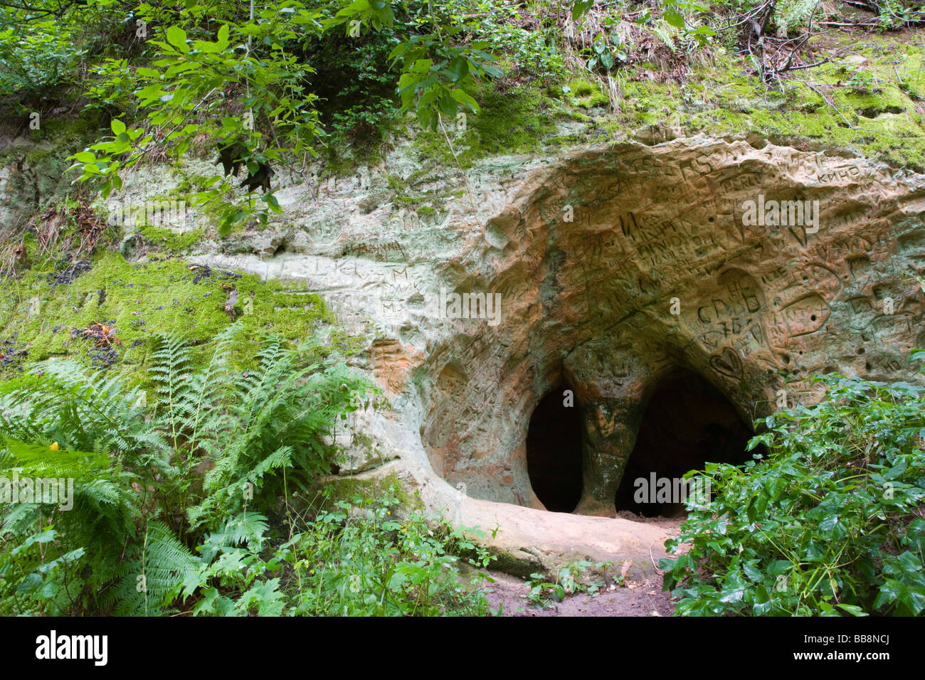 Maza velna ala, pequeña cueva del diablo, Pikenes krauja Pikene, Glen, Sigulda, Letonia Foto de stock