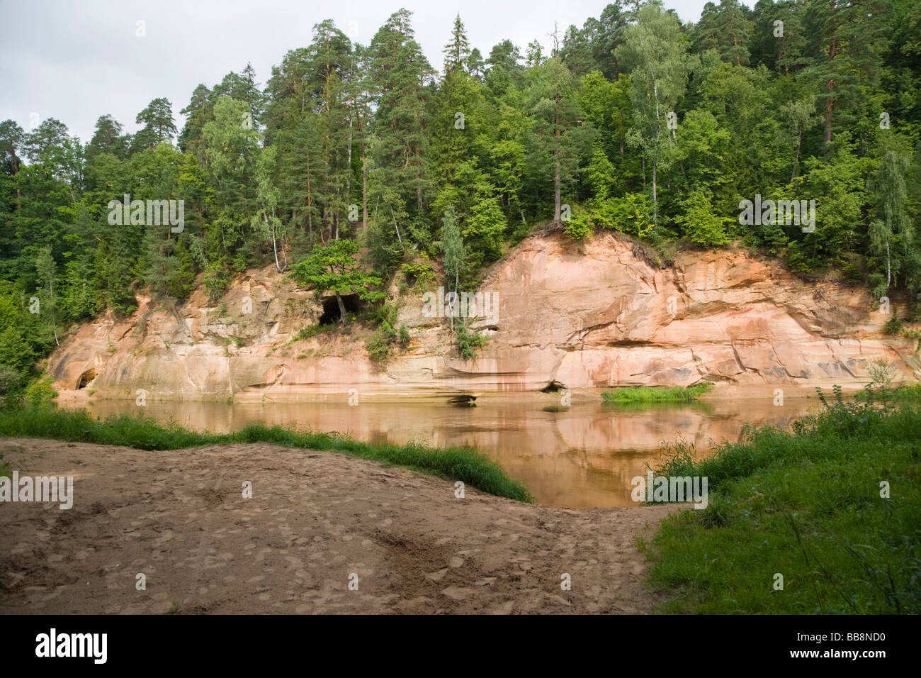 Krimuldas Liela velna ala, Kimulda Velnala cueva, Cueva del Diablo, el valle del río Gauja, Sigulda, Letonia Foto de stock