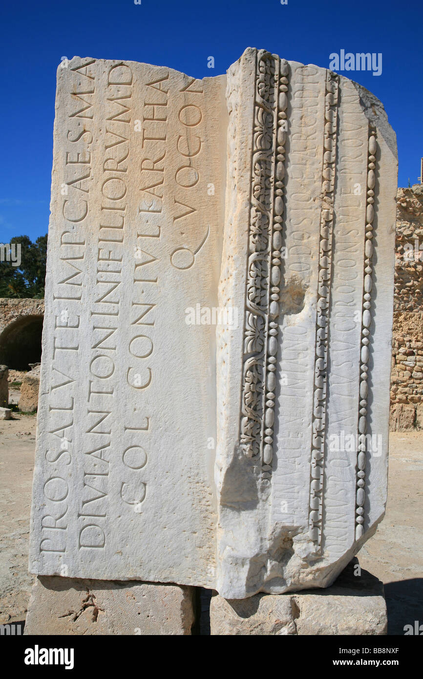 Inscripciones latinas conmemorativa en un ático en las Termas de Antonino en Cartago, Túnez Foto de stock