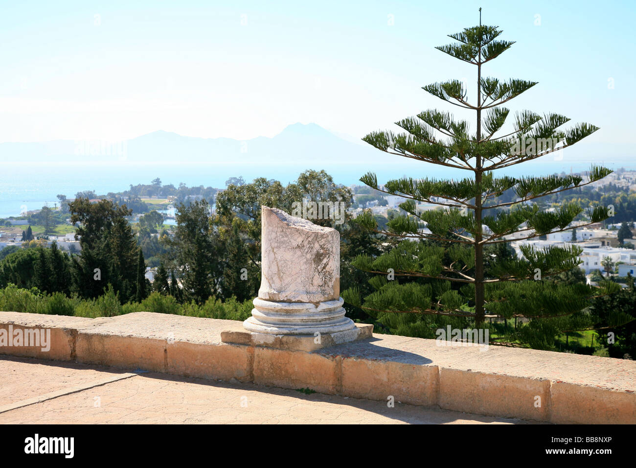 Vista panorámica desde la colina de Byrsa en Cartago a través del golfo de Túnez en Túnez Foto de stock