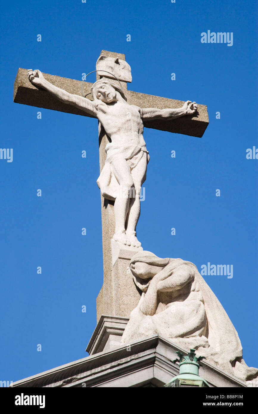 Crucifijo encima de puerta de entrada de Sint Vincentius huis, Sint Egidiusgemeenschap, Antwerp, Bélgica. Foto de stock