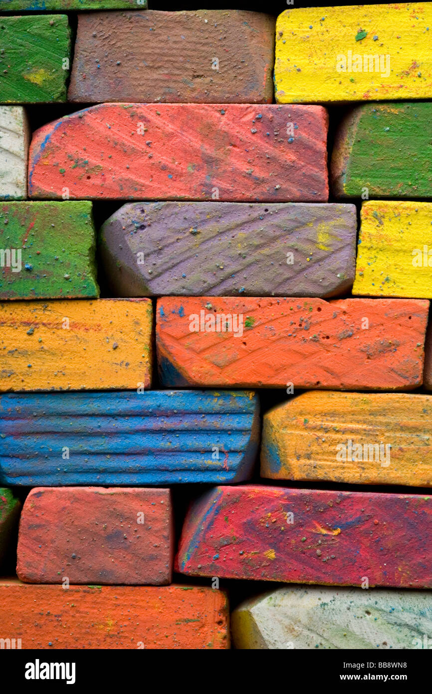 Un brickwall tizas de colores usado Foto de stock