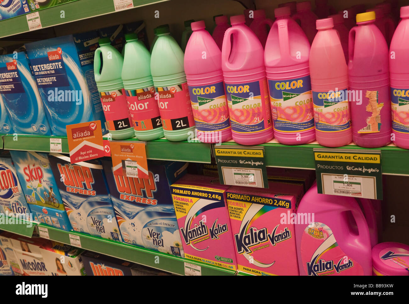 Los productos de limpieza y ropa lavadora los detergentes en los estantes  de los supermercados en un SuperCor outlet de El Corte Ingles España  Fotografía de stock - Alamy