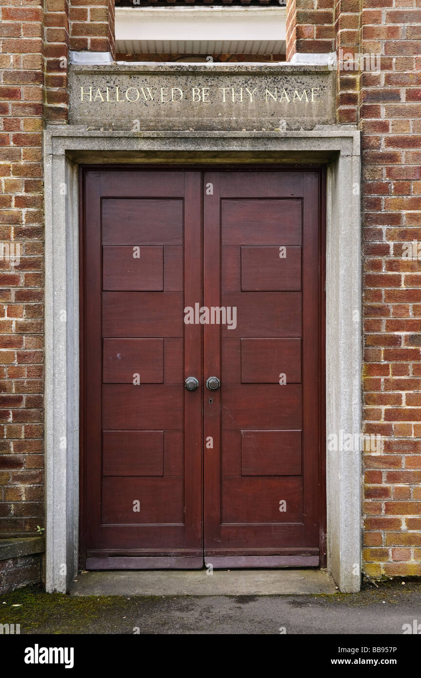 Cerrada la puerta de la Iglesia con el signo "Santificado sea tu nombre'. Foto de stock