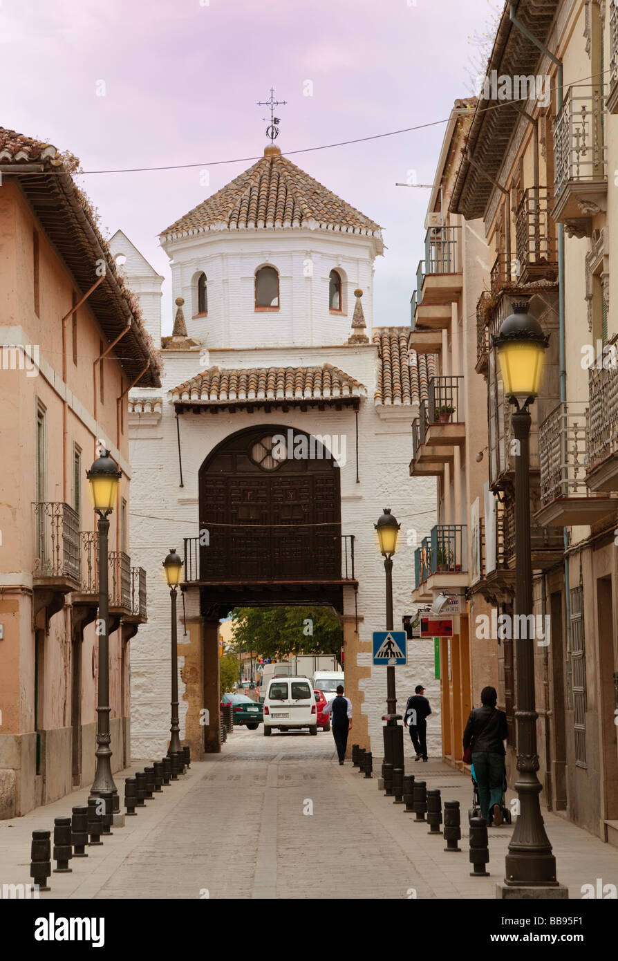 Santa Fe, provincia de Granada, España La puerta de la ciudad al final de la Calle Real Foto de stock