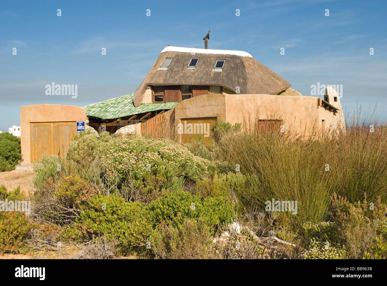 "Hobbit house' en Betty's Bay en el Cabo Occidental, Sudáfrica Foto de stock