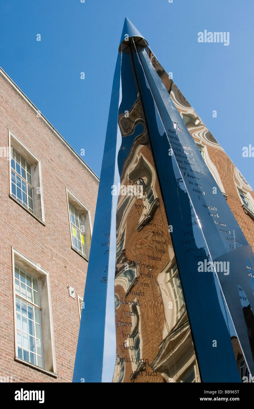 El Enigma de escultura en Exeter High Street Foto de stock