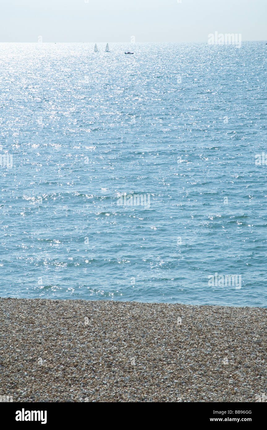 La playa y el horizonte del mar con embarcaciones Foto de stock