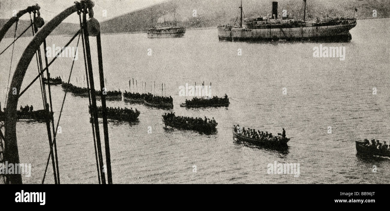 La campaña de Gallipoli. Una fuerza de aterrizaje dejando el transporte por tierra. Foto de stock
