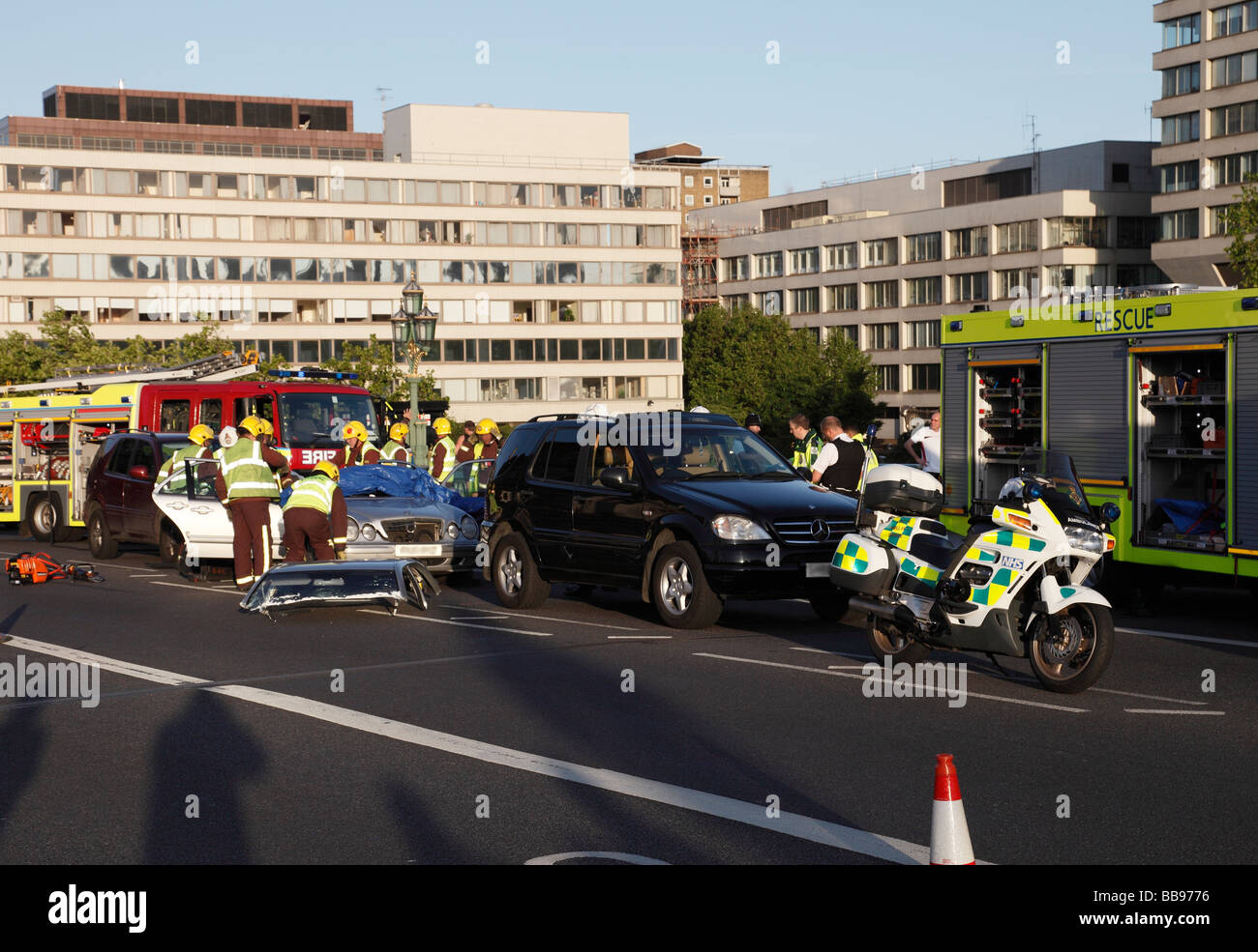 Los servicios de emergencia asisten a la escena de un accidente. Westminster, Londres, Inglaterra, Reino Unido. Foto de stock