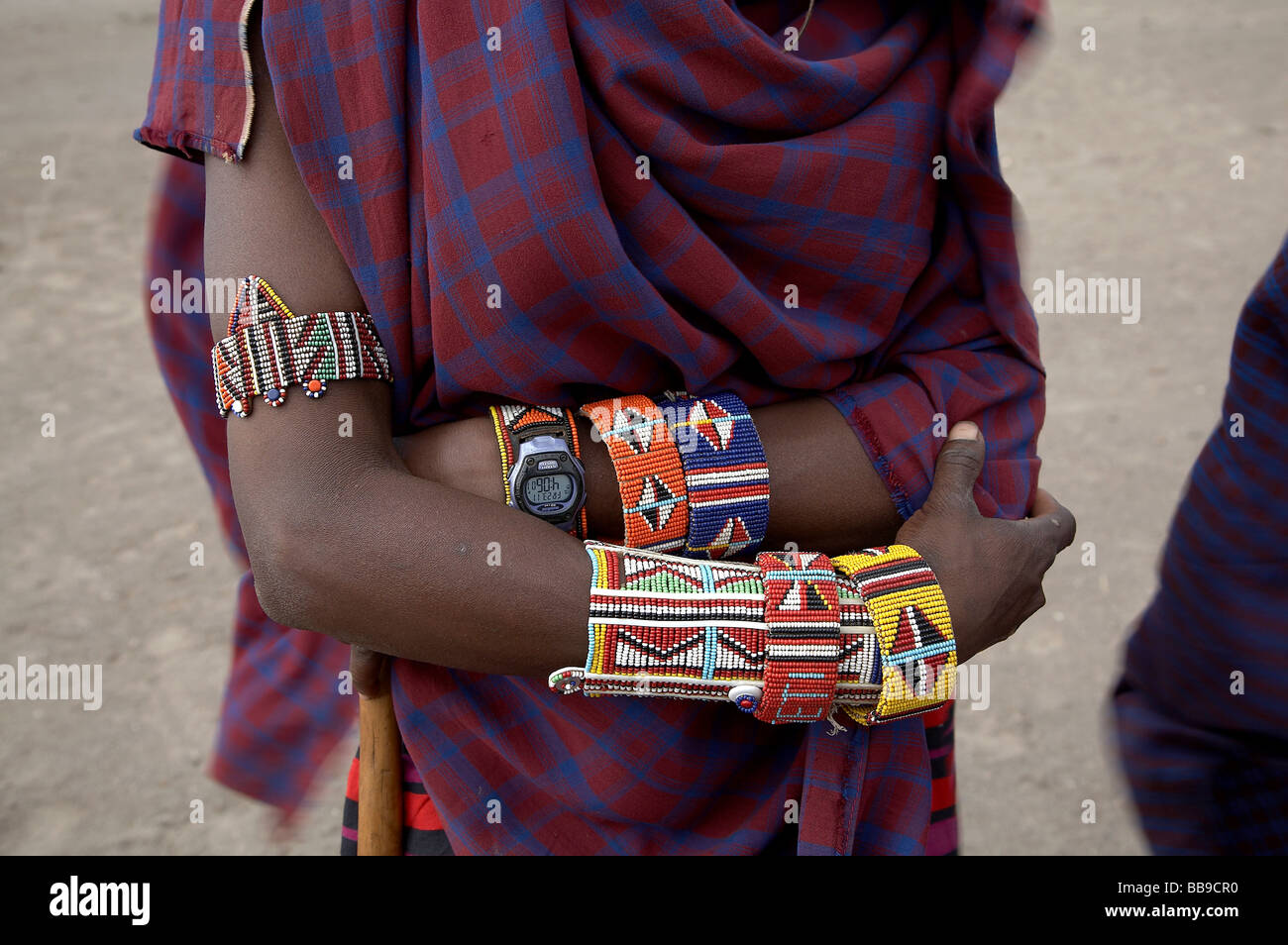 Jq3853 Painet Kenya detalles cordones ver desgastado hombre masai pueblo masculino dentro del parque nacional de Amboseli Africa sub Sahara persona Foto de stock