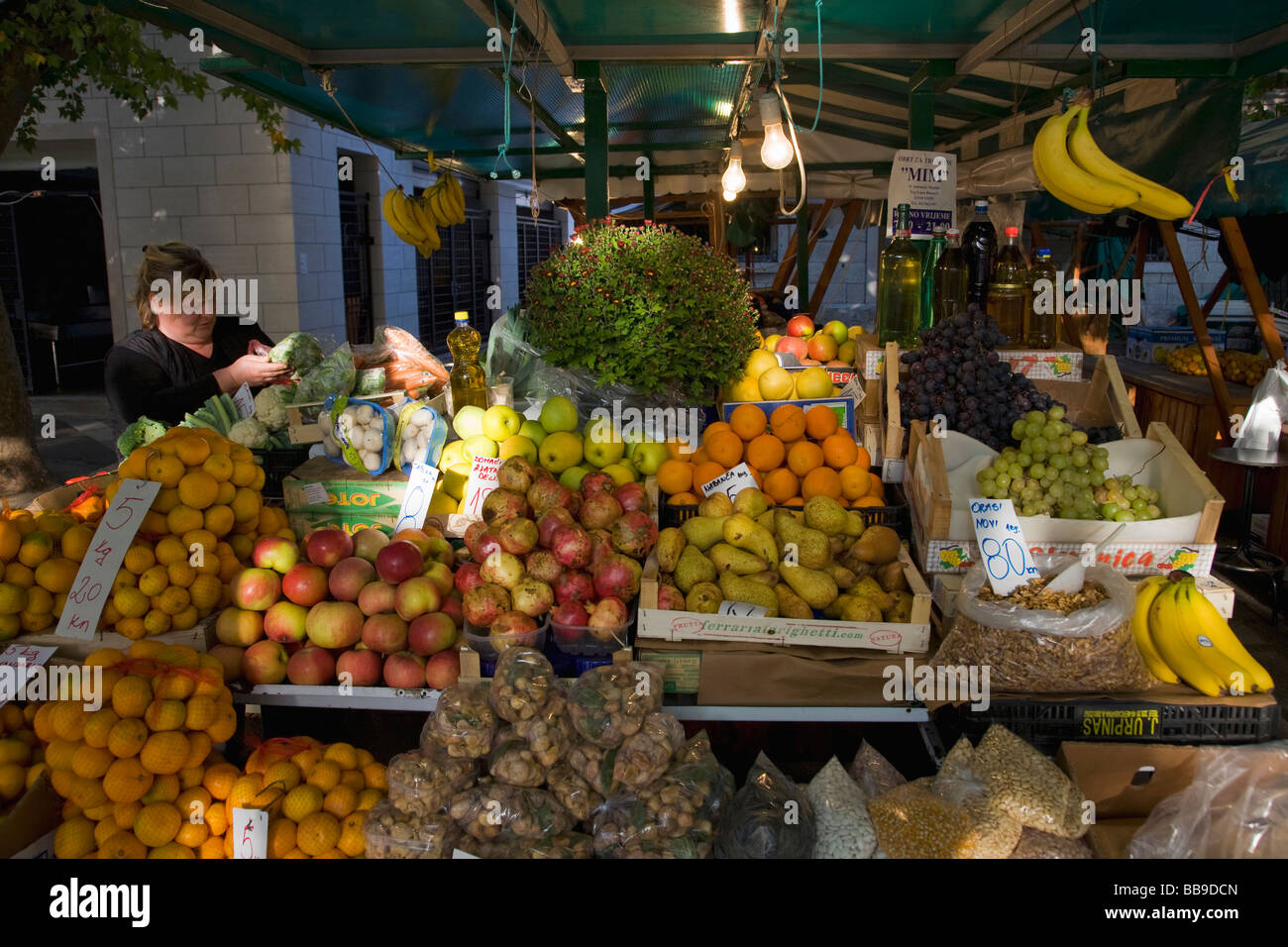 Comerciante de la calle vendiendo frutas en el mercado calar en calles de Omis Costa Dálmata Croacia Dalmacia Foto de stock