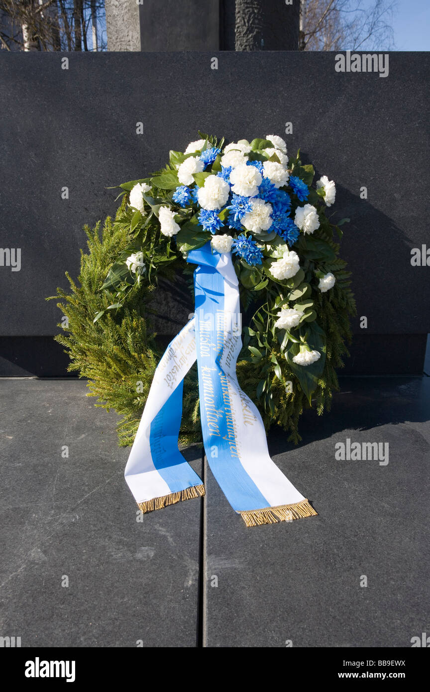 Ofrenda floral en el monumento conmemorativo de guerra en Lappeenranta Finlandia Foto de stock
