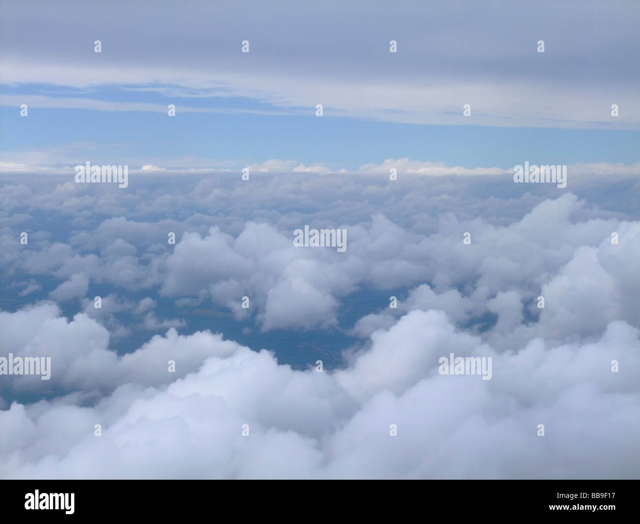 Vista aérea de dos capas de nubes: abajo, algunos altocúmulos (Ac) las nubes y algunas nubes estratocúmulos (SC) Foto de stock