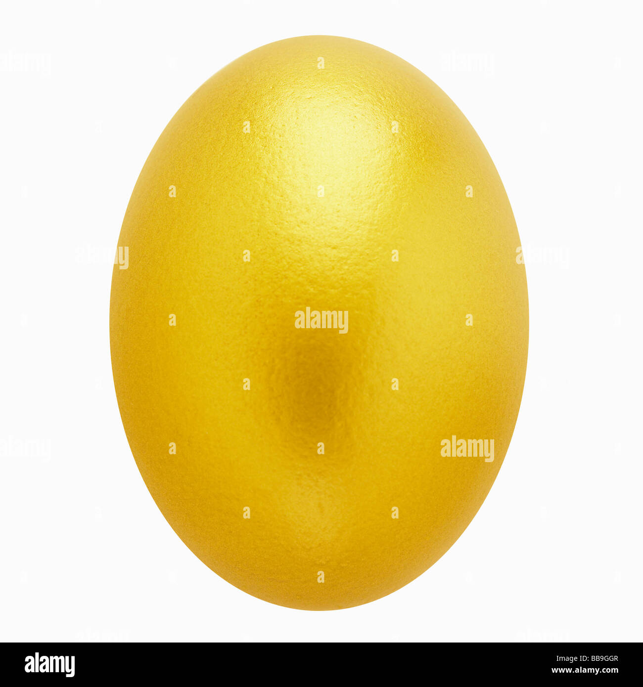 Un perfecto huevo dorado aislado sobre un fondo blanco para su uso como un recorte, que representa tanto un nido de huevo o un huevo de pascua. Foto de stock