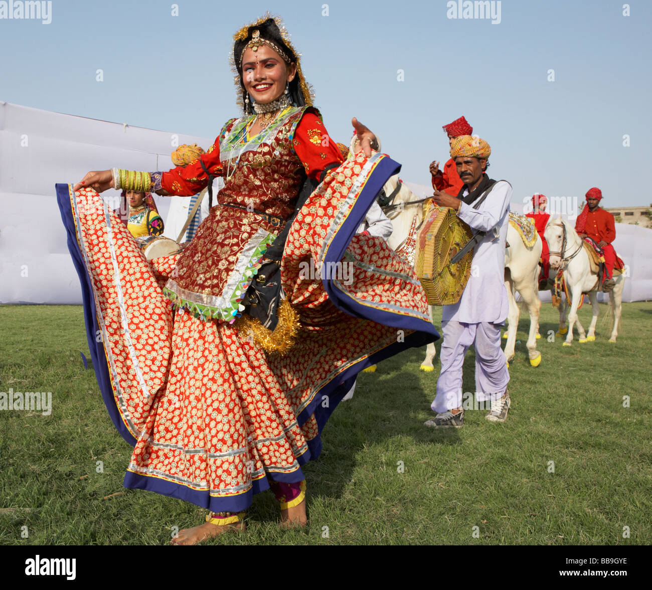 Bailarinas gitanas en el Festival del elefante de Jaipur India Rajisthan Foto de stock