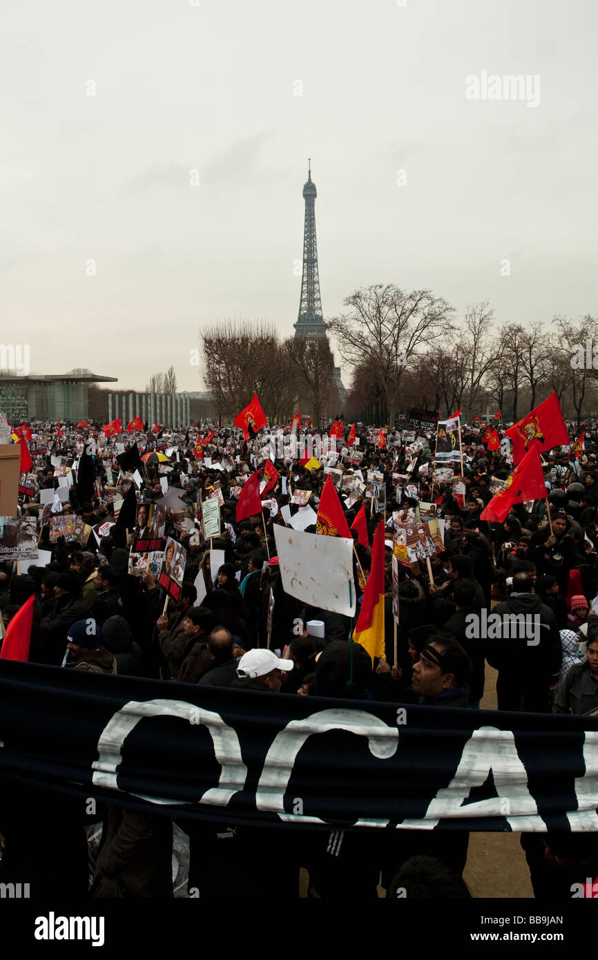 Los Tigres Tamiles demostrando en París contra la conducta del gobierno de Sri Lanka de la guerra contra los rebeldes Tigres Tamiles. Foto de stock