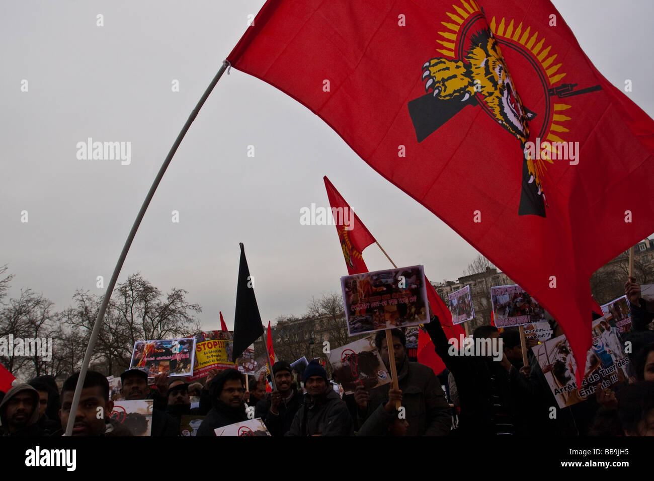 Los Tigres Tamiles demostrando en París contra la conducta del gobierno de Sri Lanka de la guerra contra los rebeldes Tigres Tamiles. Foto de stock