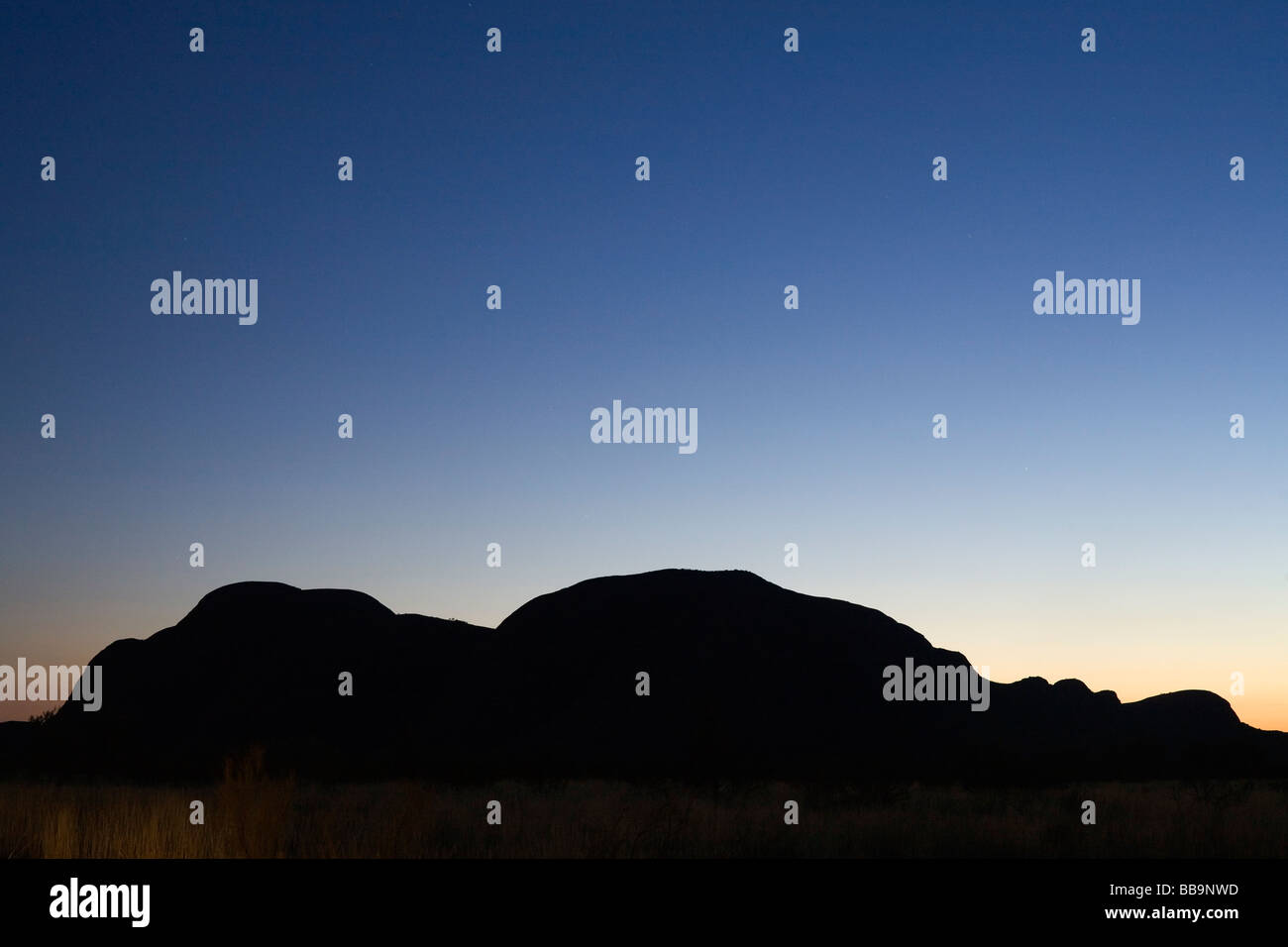 Kata Tjuta (Las Olgas) al amanecer. El Parque Nacional de Uluru-Kata Tjuta, el Territorio del Norte, Australia Foto de stock