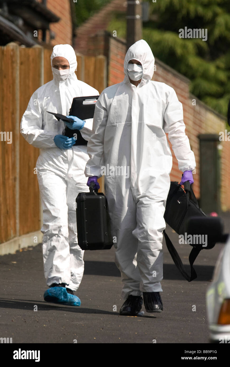 Funcionarios forenses del Hertfordshire y Bedforshire especialista forense unidades llegan a la escena de un homicidio triple Foto de stock