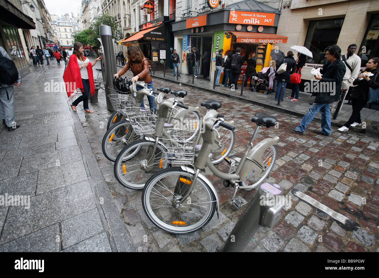 La estación de alquiler de bicicletas, París Foto de stock