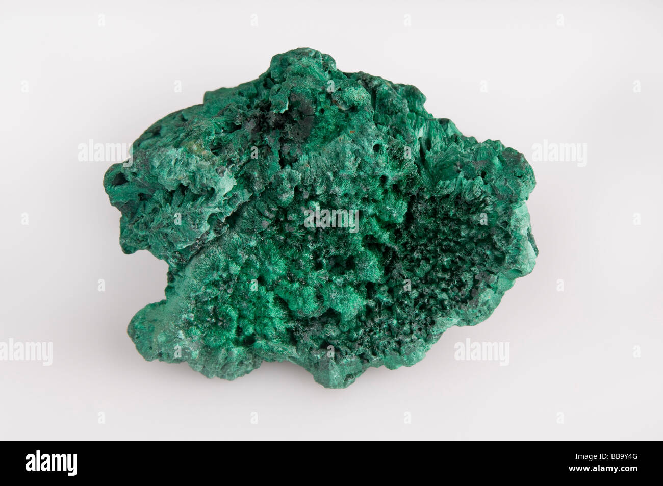 Espécimen mineral malaquita sobre fondo blanco. Foto de stock