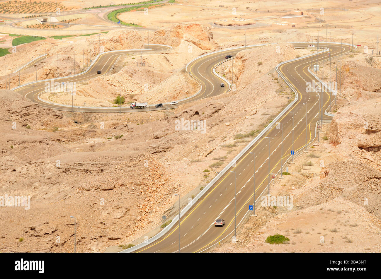 Carretera serpentina al pie del Djebel Hafeet, la montaña más alta en los Emiratos Árabes Unidos, a 1240 metros, en Al Ain, Abu dha Foto de stock