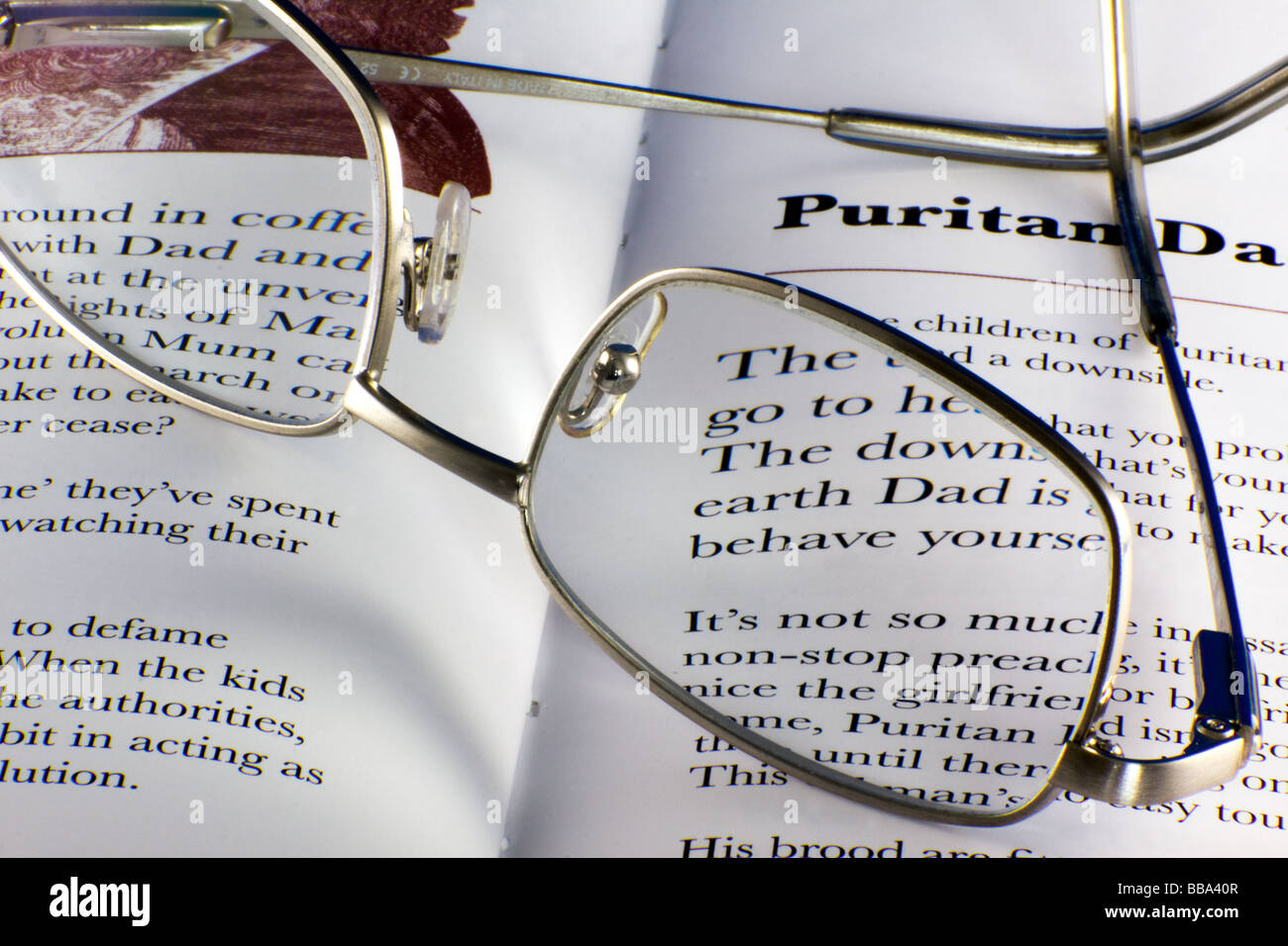 Cerca de un par de gafas descansando sobre un libro Foto de stock