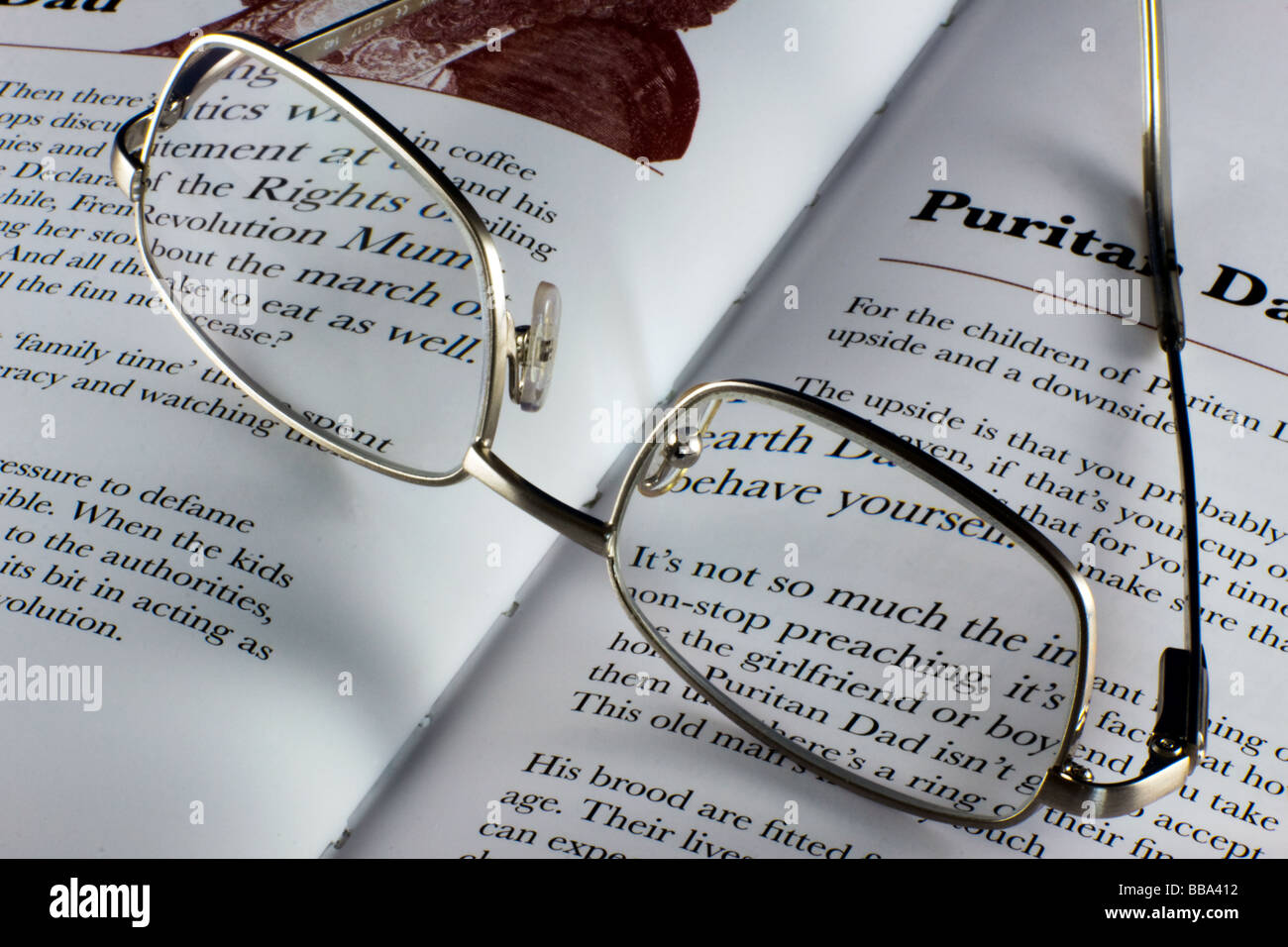 Cerca de un par de gafas descansando sobre un libro Foto de stock