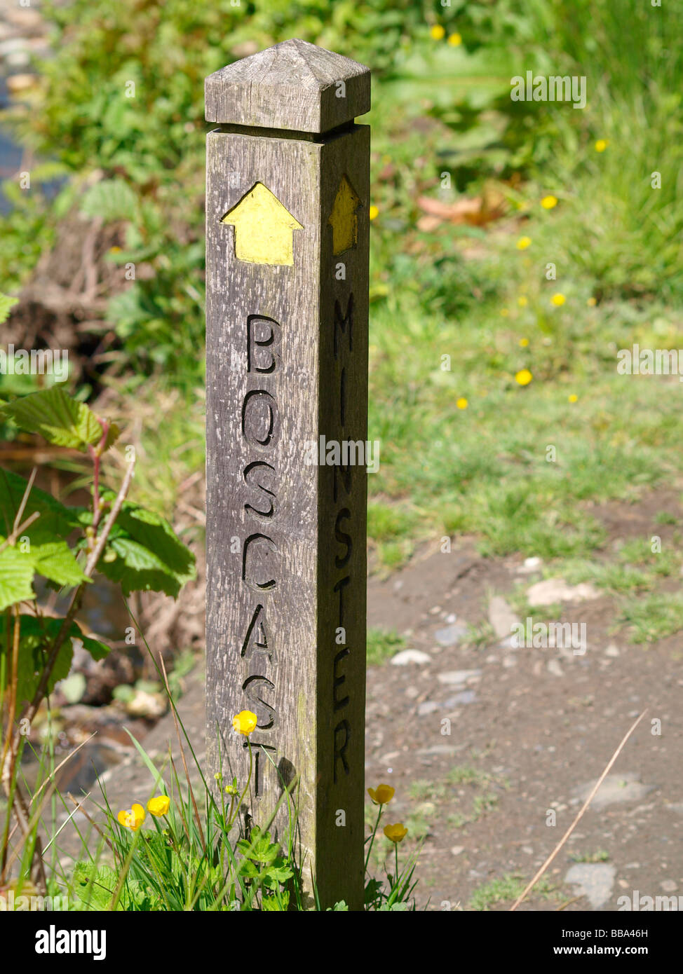Poste de madera marcando el camino a Boscastle por pie Foto de stock