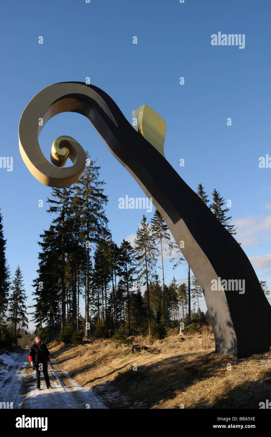 Crosier católica con una cita de Lutero, en la frontera entre la Iglesia Católica y la Protestante Sauerland Wittgenstein, Waldskul Foto de stock