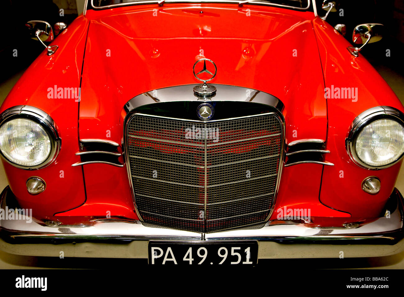 Front old red mercedes car fotografías e imágenes de alta resolución - Alamy