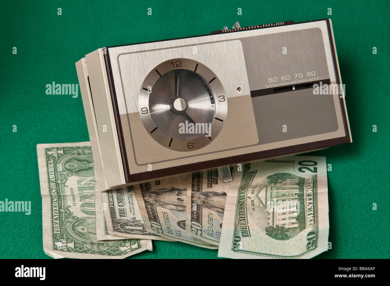 Antiguo termostato programable electromecánicos con dinero que denota el  ahorro de energía y dinero y reducir el calentamiento global Fotografía de  stock - Alamy