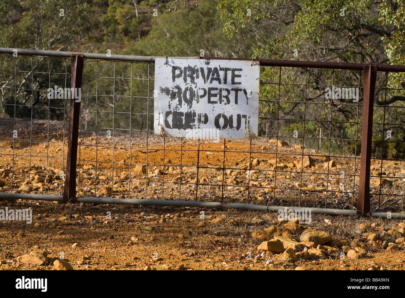 Desgastado viejo Manténgase fuera de propiedad privada signo en el campo australiano Foto de stock