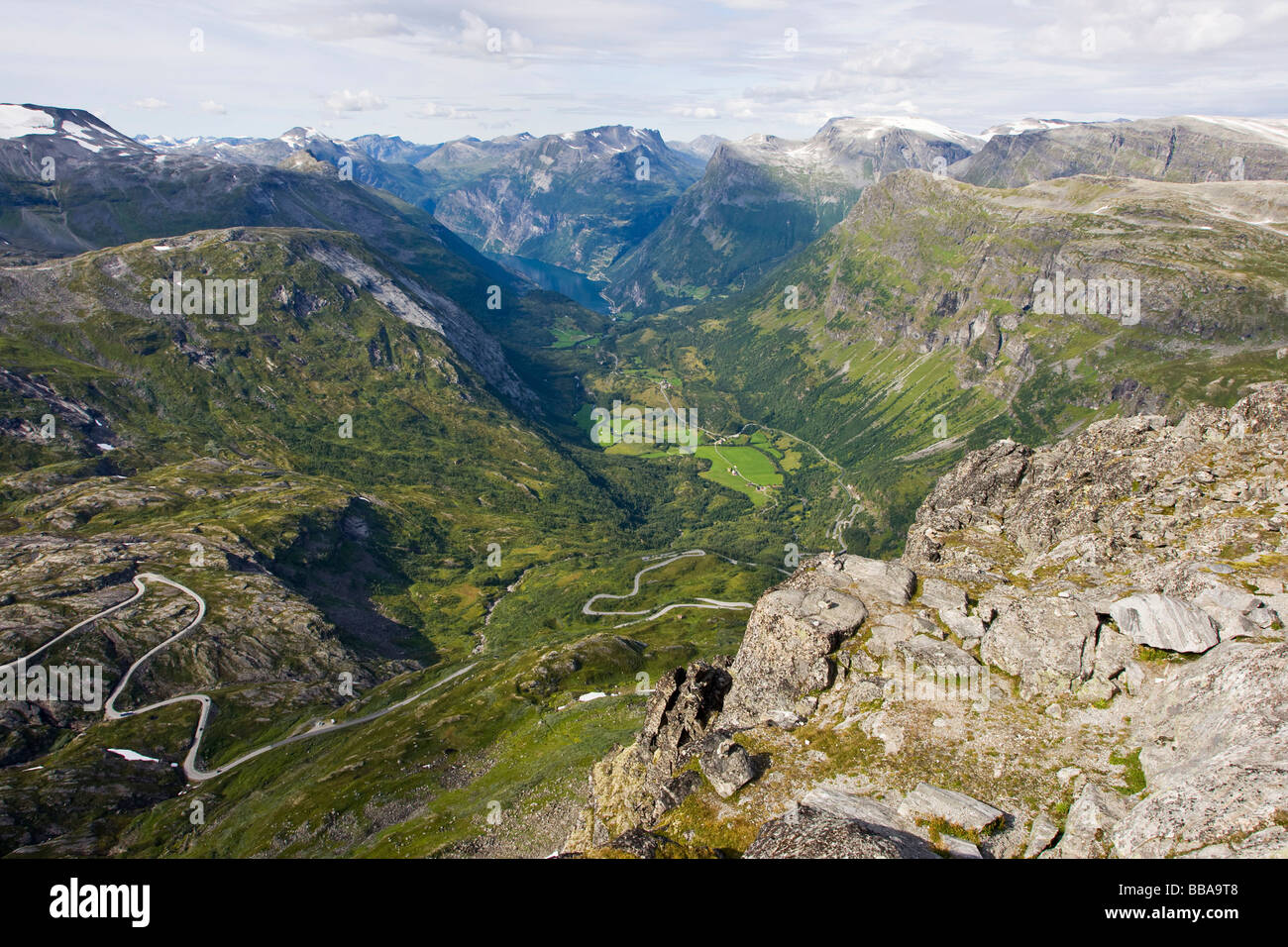 Vista desde el pico hasta el Dalsnibba Geiranger, la carretera estatal 63, Noruega, Escandinavia, Europa Foto de stock