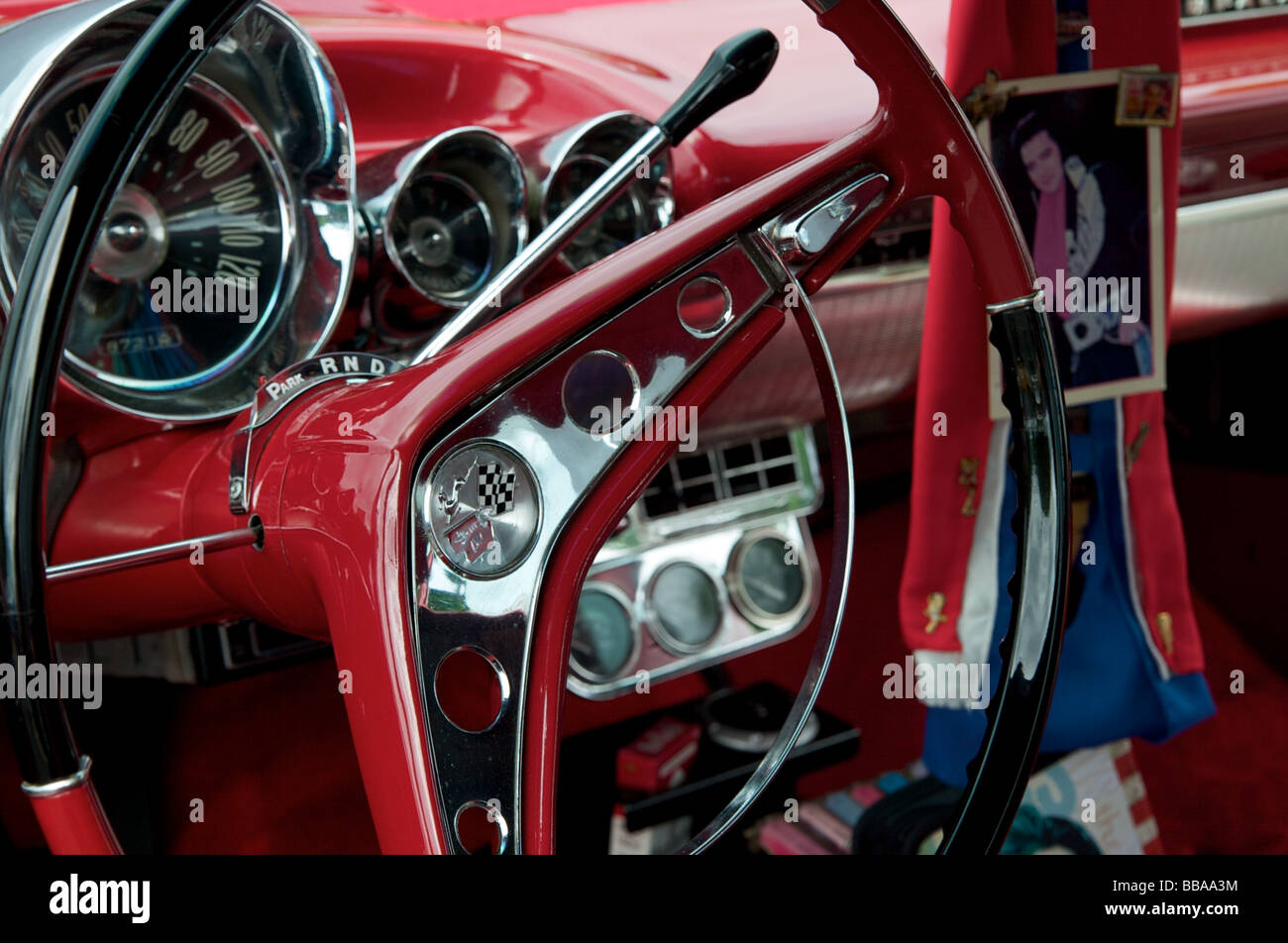 Rojo Antique Chevy Impala interior con Elvis imagen colgando de espejo Foto de stock