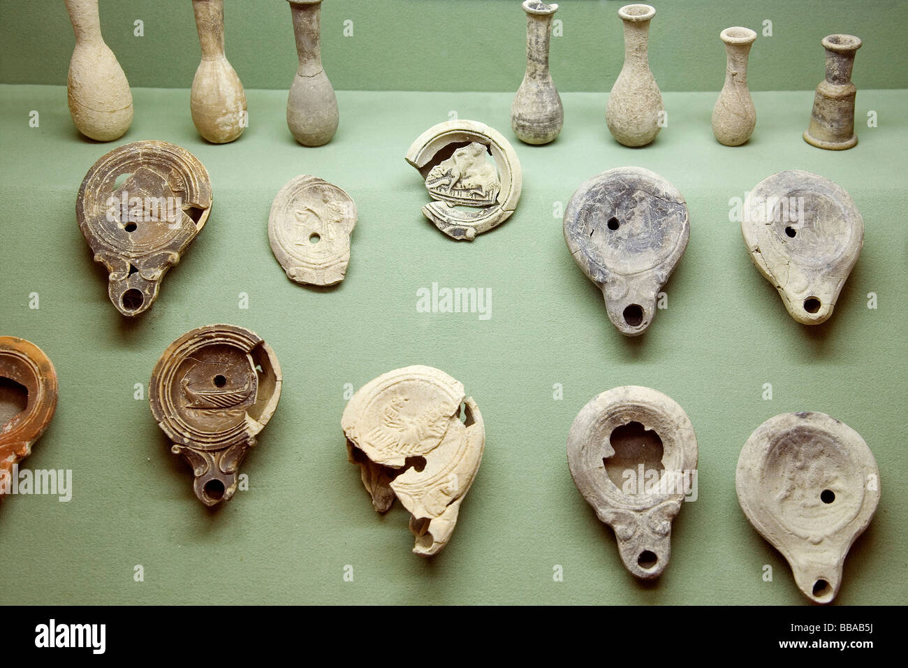 Lámparas de aceite romana en el Museo Arqueológico de Osuna Sevilla  Andalucía España Fotografía de stock - Alamy