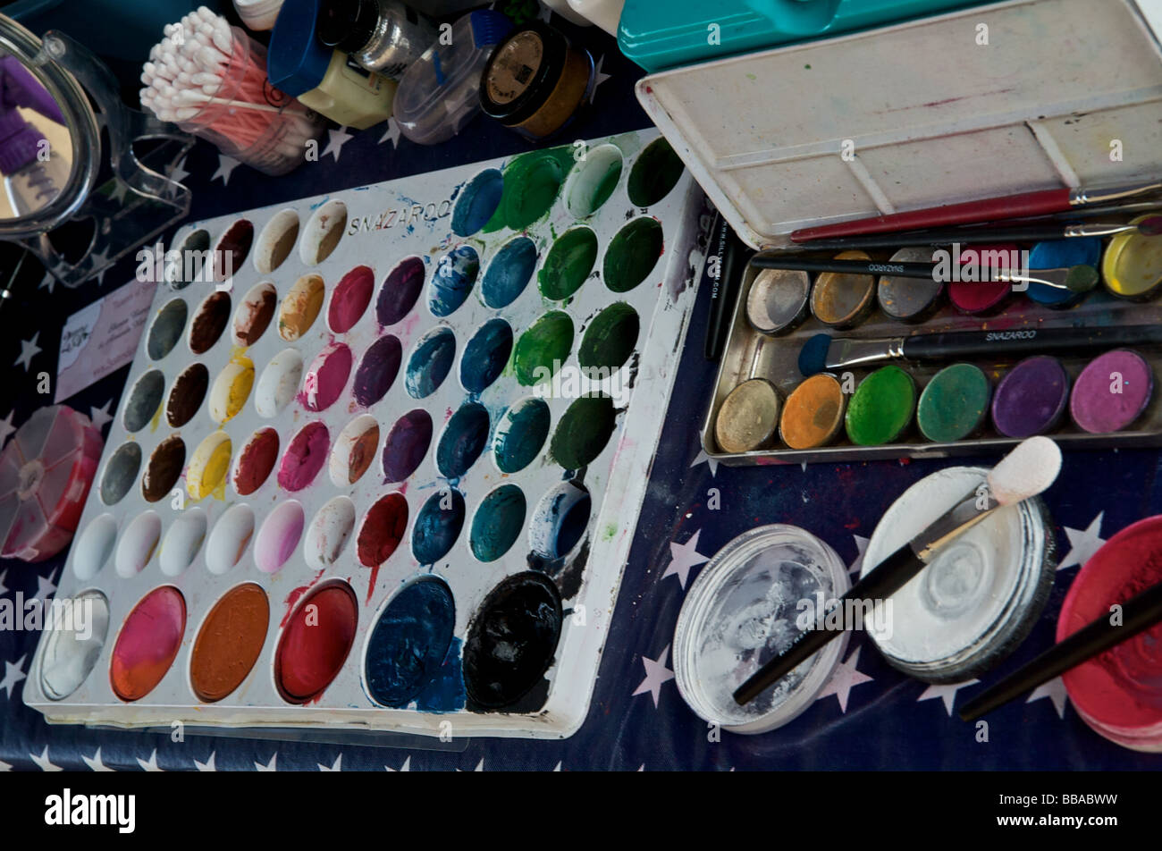 Muchos pinceles, pintura acrílica, la paleta del artista, Alemania  Fotografía de stock - Alamy
