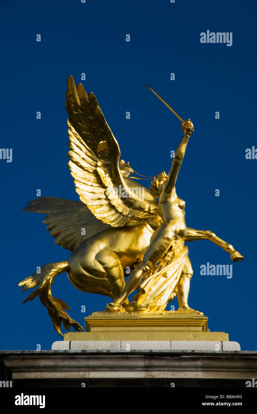 Estatua de oro de un caballo alado, el Puente Alexandre III, París, Francia Foto de stock