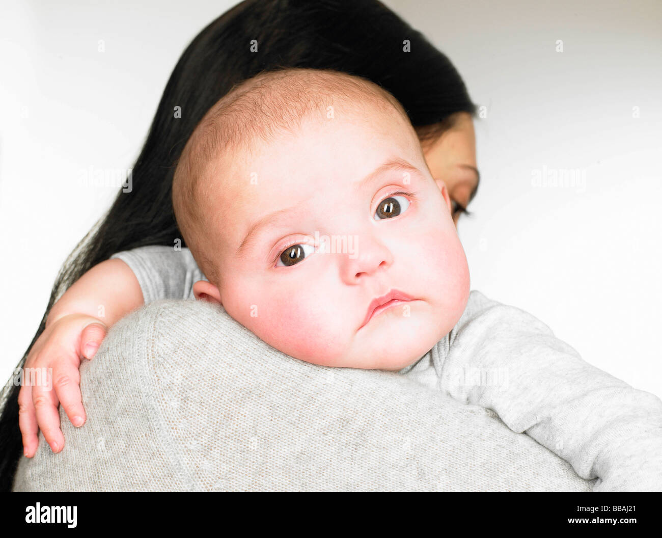 Retrato de una madre con su bebé Foto de stock